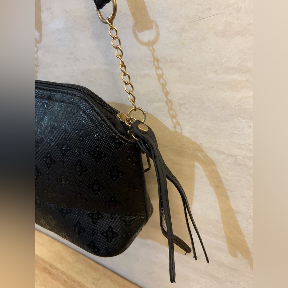 FINON Elegant Black Shoulder Bag with Gold Chain Accent - Picture 4 of 12